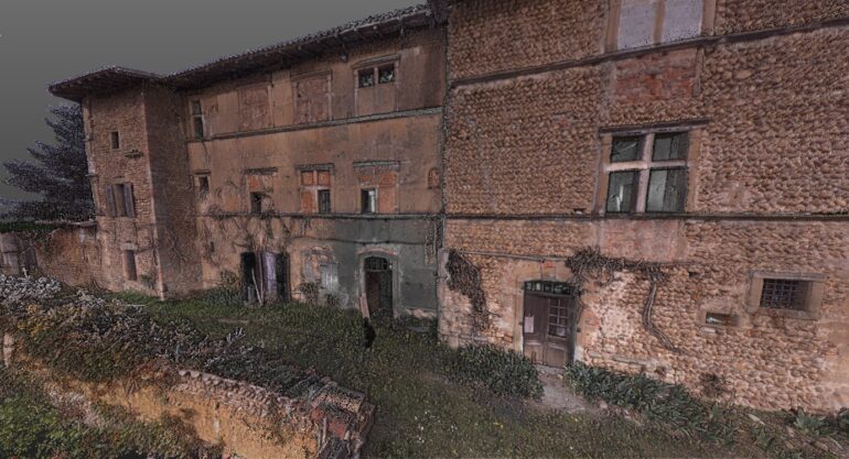 Relevé d’une ancienne ferme fortifiée : préserver le patrimoine